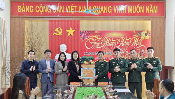 Bộ Chỉ huy quân sự tỉnh Lạng Sơn thăm, tặng quà, chúc tết Đảng uỷ, HĐND, UBND, Uỷ ban MTTQ và Ban Chỉ huy Quân sự xã Cai Kinh