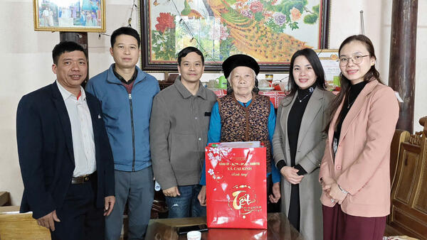 Đồng chí Phạm Ngọc Thuỷ, Phó Bí thư Thường trực Đảng uỷ, Chủ tịch HĐND xã thăm hỏi, tặng quà Tết các gia đình chính sách, người có công trên địa bàn