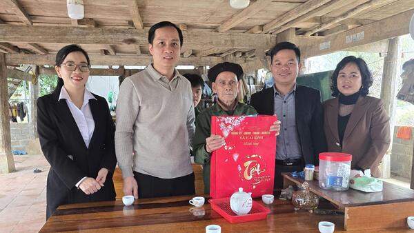 Lãnh đạo xã thăm, tặng quà tết nguyên lãnh đạo xã, người có công, trên địa bàn thôn Hạ và thôn Đằng