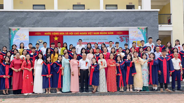 Trường TH&THCS Yên Vượng tổ chức lễ tuyên dương, phát thưởng và tri ân thầy cô, cha mẹ