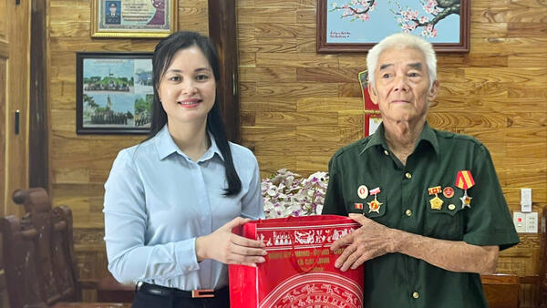 Đồng chí Đinh Thị Anh Thư, Bí thư Đảng ủy xã Cai Kinh đến thăm, tặng quà các gia đình chính sách nhân dịp kỷ niệm 78 năm ngày Thương binh – Liệt sĩ (27/7/1947 - 27/7/2025)