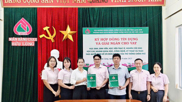 Phòng Giao dịch NHCSXH Hữu Lũng là đơn vị đầu tiên trên toàn tỉnh giải ngân vốn vay cho học sinh, sinh viên theo Quyết định số 29/2025/QĐ-TTg của Thủ tướng Chính phủ