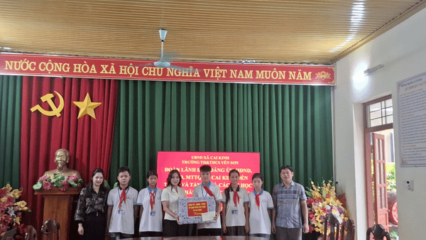 Lãnh đạo Đảng ủy, HĐND, UBND, Ủy ban MTTQ xã Cai Kinh thăm, tặng quà nhân dịp Tết Trung thu tại các trường học trên địa bàn xã Cai Kinh, tỉnh Lạng Sơn