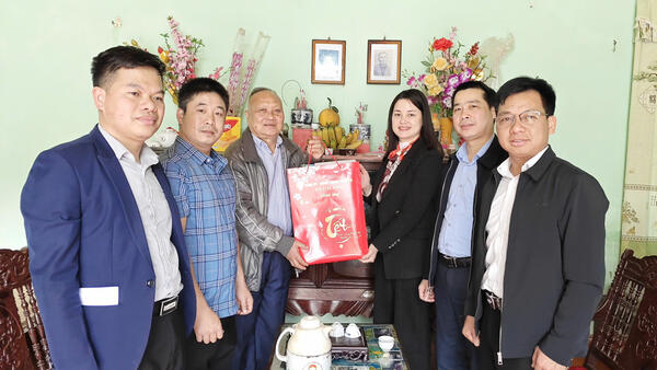 Đồng chí Đinh Thị Anh Thư, Bí thư Đảng uỷ xã thăm, tặng quà Tết các gia đình chính sách, nguyên lãnh đạo xã qua các thời kỳ