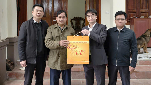 Đồng chí Chủ tịch UBND xã Cai Kinh thăm, tặng quà tết các đồng chí nguyên lãnh đạo xã qua các thời kỳ, người có uy tín trên địa bàn