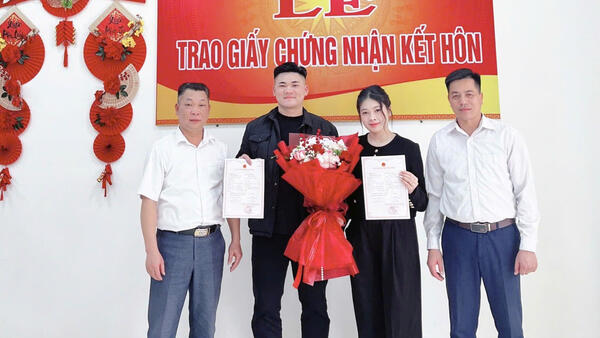 Trao giấy Chứng nhận kết hôn – Niềm vui ngày hạnh phúc