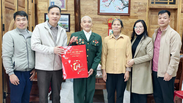 Lãnh đạo xã Cai Kinh thăm, tặng quà tết các gia đình chính sách, người có công và nguyên lãnh đạo xã qua các thời kỳ