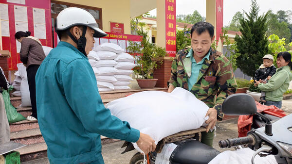 UBND xã Cai Kinh cấp phát gạo cứu đói giáp hạt năm 2026