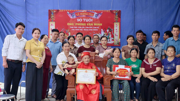 Lãnh đạo xã Cai Kinh thăm, tặng quà, chúc thọ, mừng thọ người cao tuổi thọ 90 tuổi trên địa bàn xã