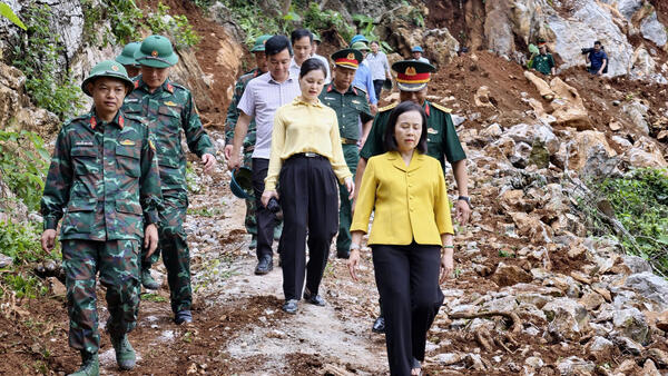 Đồng chí Phó Bí thư Thường trực Tỉnh ủy, Chủ tịch HĐND tỉnh tiếp xúc cử tri khu dân cư Lân Nóng, thôn Loi, xã Cai Kinh