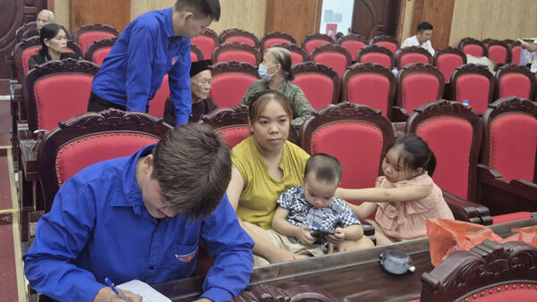 Các lực lượng xã Cai Kinh hỗ trợ thu mẫu sinh phẩm ADN thân nhân liệt sĩ chưa xác định được thông tin