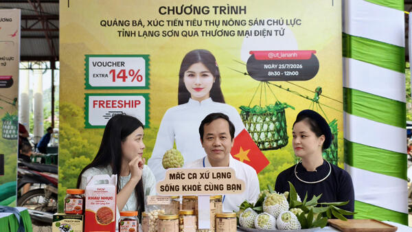 Đồng chí Bí thư Đảng ủy và đồng chí Chủ tịch UBND xã cai kinh livestream quảng bá, bán na Cai Kinh và nông sản Lạng Sơn