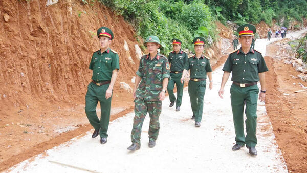 Đoàn công tác Bộ Chỉ huy quân sự tỉnh Lạng Sơn kiểm tra tiến độ thi công tuyến đường bê tông Làng Hao – Lân Nóng