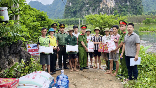 Công an xã Cai Kinh chung tay hỗ trợ các gia đình bị ngập úng do mưa bão
