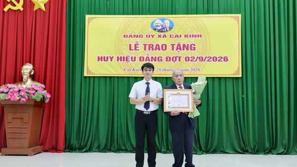 Đảng ủy xã Cai Kinh trao tặng huy hiệu Đảng dịp 02/9/2026