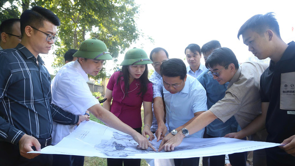 Phó Chủ tịch UBND tỉnh thị sát, xem xét địa điểm xây dựng mới Trường THPT Cai Kinh