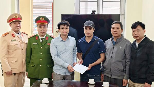 Lãnh đạo xã Cai Kinh thăm hỏi, động viên các gia đình nạn nhân trong vụ tai nạn giao thông tại Km76 Quốc lộ 1