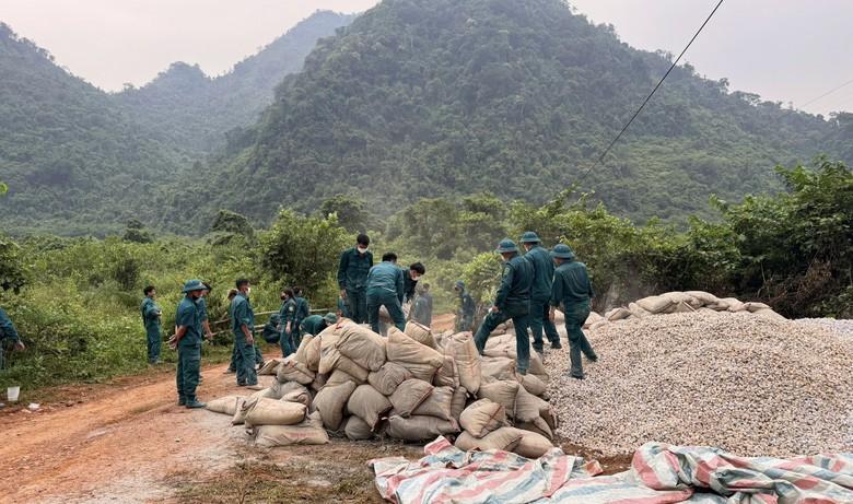 Quân dân đồng lòng phá đá mở đường vào khu dân cư 3 không tại Lạng Sơn- Ảnh 2.