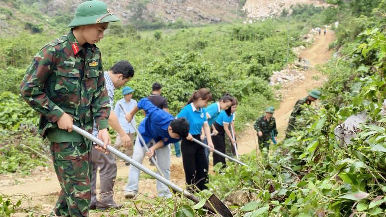 Quân dân đồng lòng phá đá mở đường vào khu dân cư 3 không tại Lạng Sơn- Ảnh 1.